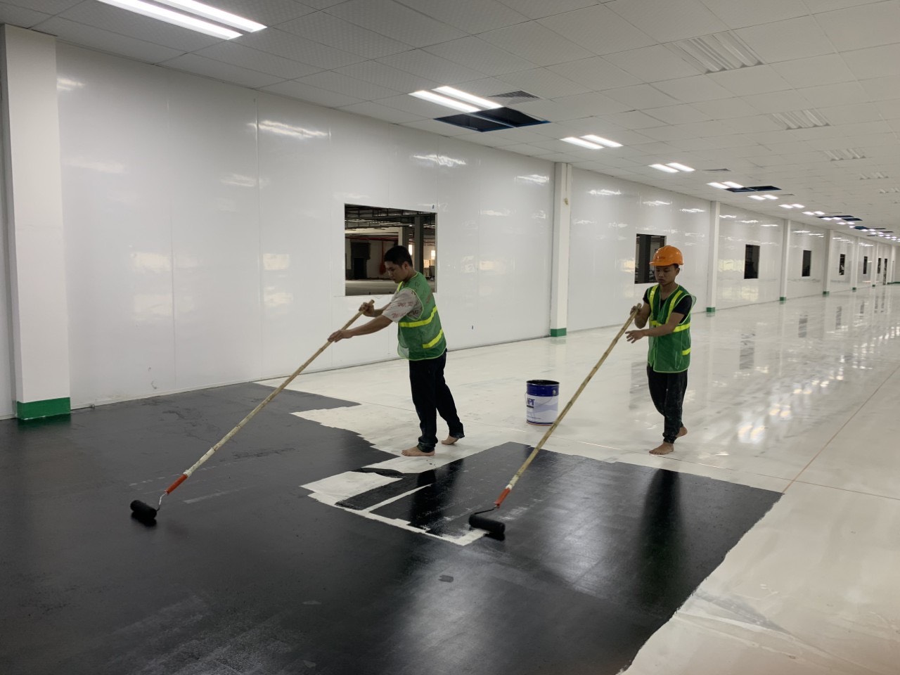 Thi công sơn epoxy chống tĩnh điện hệ lăn. Thi công sơn epoxy chống tĩnh điện hệ lăn.