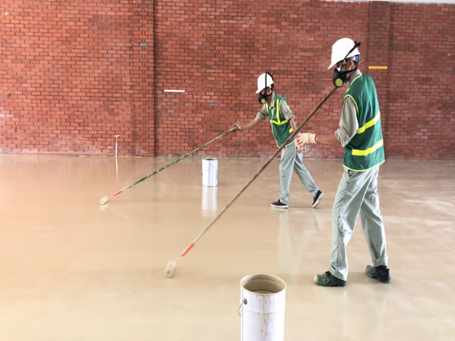 Thi công 1 lít sơn epoxy nhà xưởng. Thi công 1 lít sơn epoxy nhà xưởng.