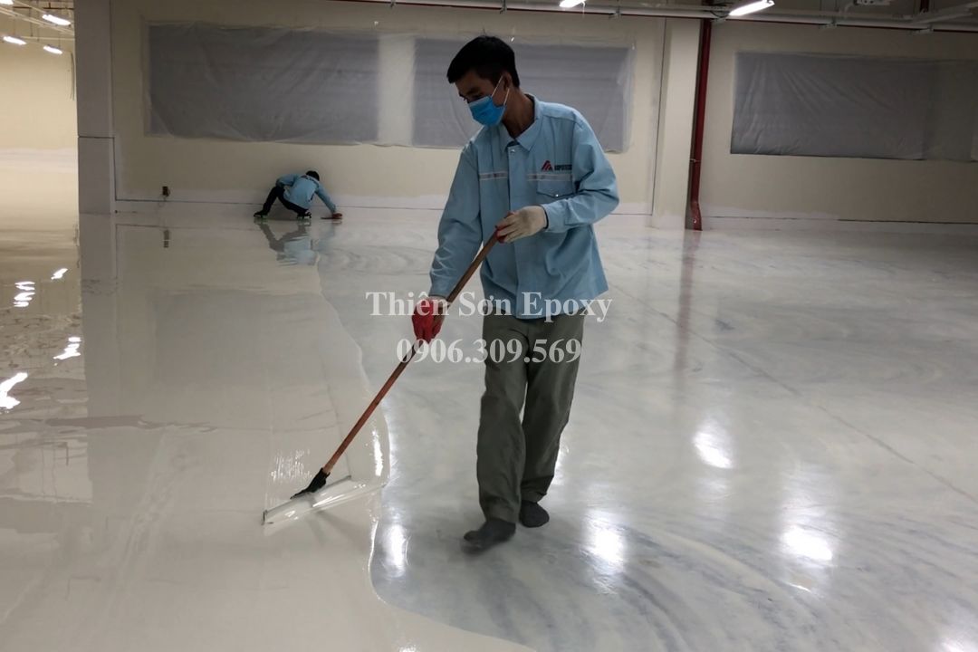 Thi công sơn epoxy tự san phẳng lớp hoàn thiện. Thi công sơn epoxy tự san phẳng lớp hoàn thiện.