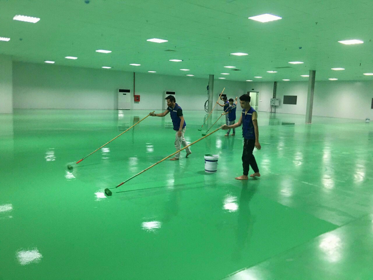 Thi công sơn epoxy hệ lăn hoàn thiện. Thi công sơn epoxy hệ lăn hoàn thiện.