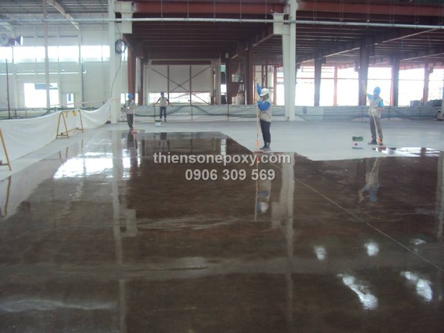 Thi công lớp sơn lót epoxy. Thi công lớp sơn lót epoxy.