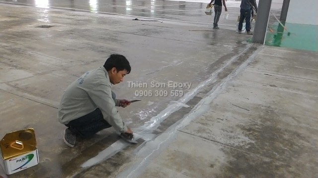 Thi công bả vá sàn bằng sơn NS50. Thi công bả vá sàn bằng sơn NS50.