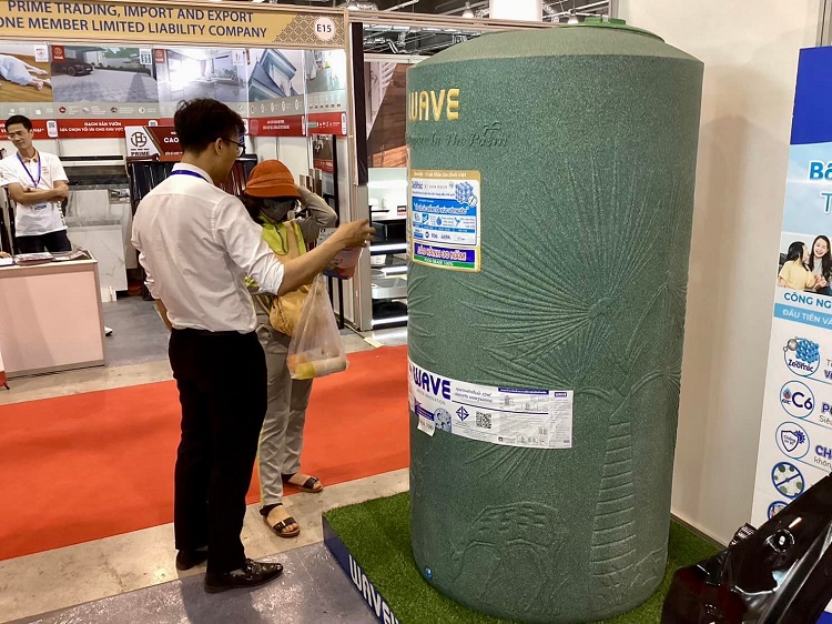 Khách hàng tìm hiểu thông tin sản phẩm Bồn nhựa Thái Lan Khách hàng tìm hiểu thông tin sản phẩm Bồn nhựa Thái Lan