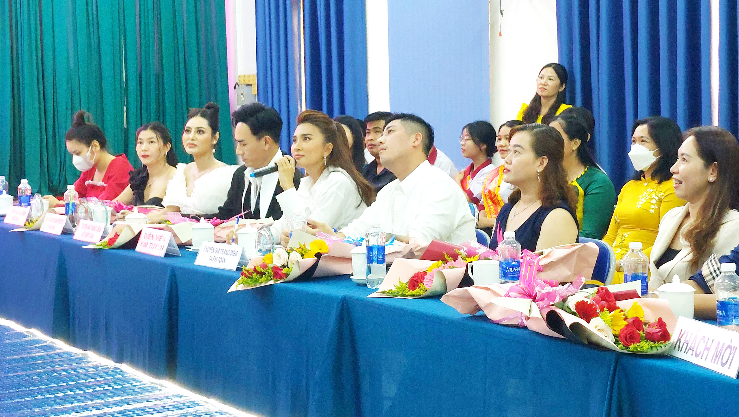 Ban giám khảo nhận xét từng thí sinh