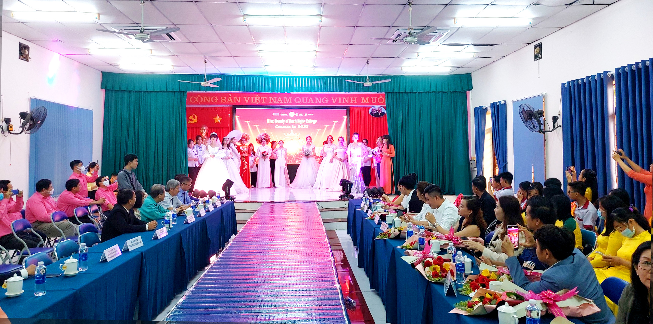 Các thí sinh hồi hộp chờ công bố kết quả