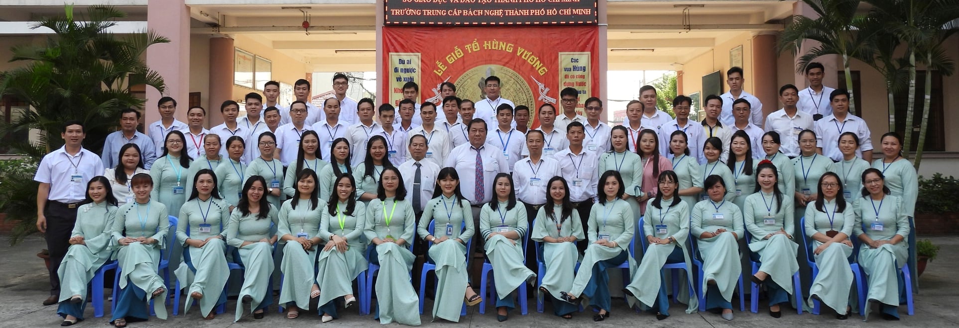 Tập thể sư phạm trường Trung cấp Bách Nghệ TP.HCM