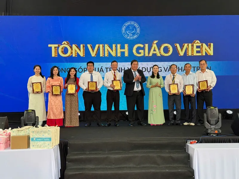 Kỷ niệm 43 năm ngày Nhà giáo Việt Nam