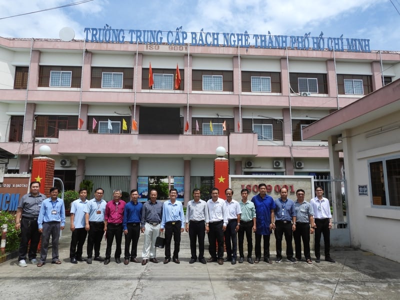 Trường Trung cấp nghề Quang Trung tham quan trường Trung cấp Bách Nghệ TP.HCM