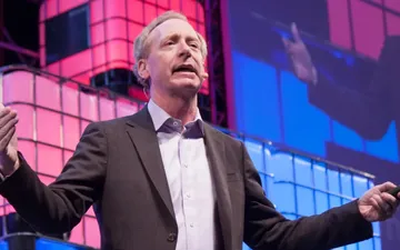 Chủ tịch Microsoft nêu mối nguy lớn nhất của AI