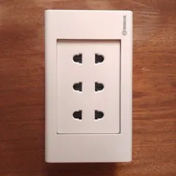 3 ổ cắm 2 chấu có che S18U3 Sino