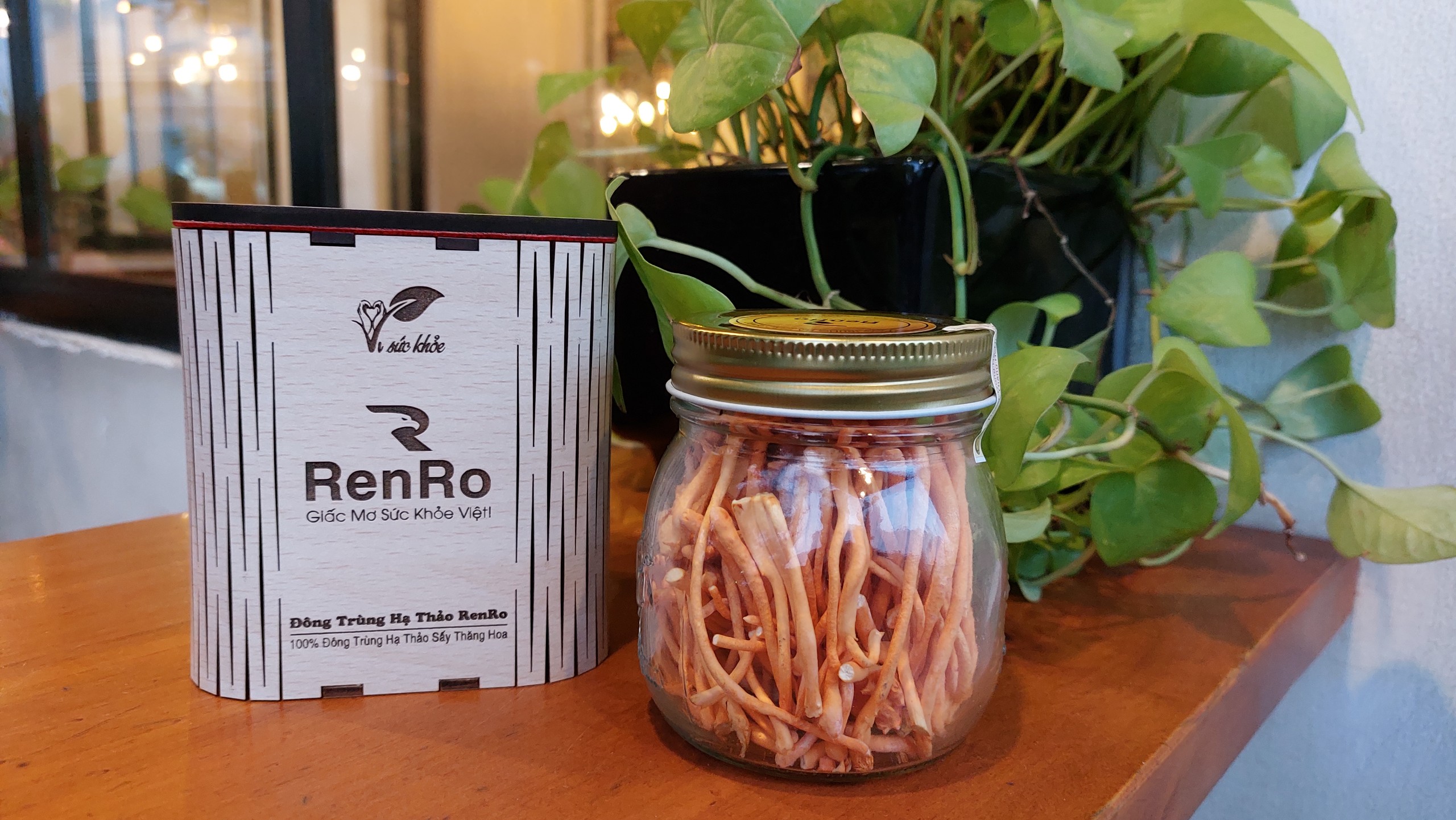 Đông trùng hạ thảo hữu cơ RenRo khô sấy thăng hoa Đông trùng hạ thảo hữu cơ RenRo khô sấy thăng hoa