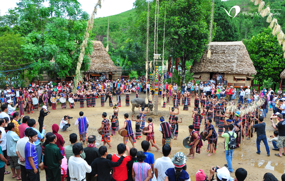 Sapa Festival (Lễ hội Sapa): Những điệu nhảy dân tộc cùng những màn múa lân quyến rũ sẽ khiến bạn cảm nhận được sự sinh động và độc đáo của Lễ hội Sapa. Đừng bỏ lỡ cơ hội được đắm mình trong không khí tưng bừng của những người địa phương tại Lễ hội Sapa.