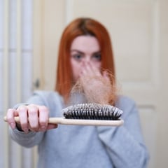 11 Nguyên nhân tiềm ẩn của Rụng tóc và Hói đầu