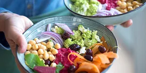 COVID-19 : Nghiên cứu mới nhất từ BMJ về chế độ ăn kiêng dựa trên thực vật giúp giảm nguy cơ mắc COVID-19 nghiêm trọng