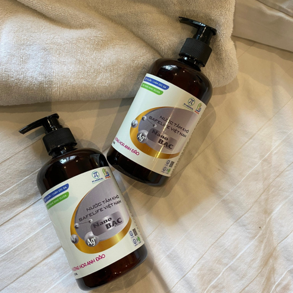 Nước tắm khô SafeLife Vietnam Nano Bạc – Hương Hoa Anh Đào (500ml)