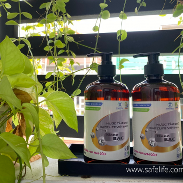 Nước tắm khô SafeLife Vietnam Nano Bạc – Hương Hoa Anh Đào (500ml)