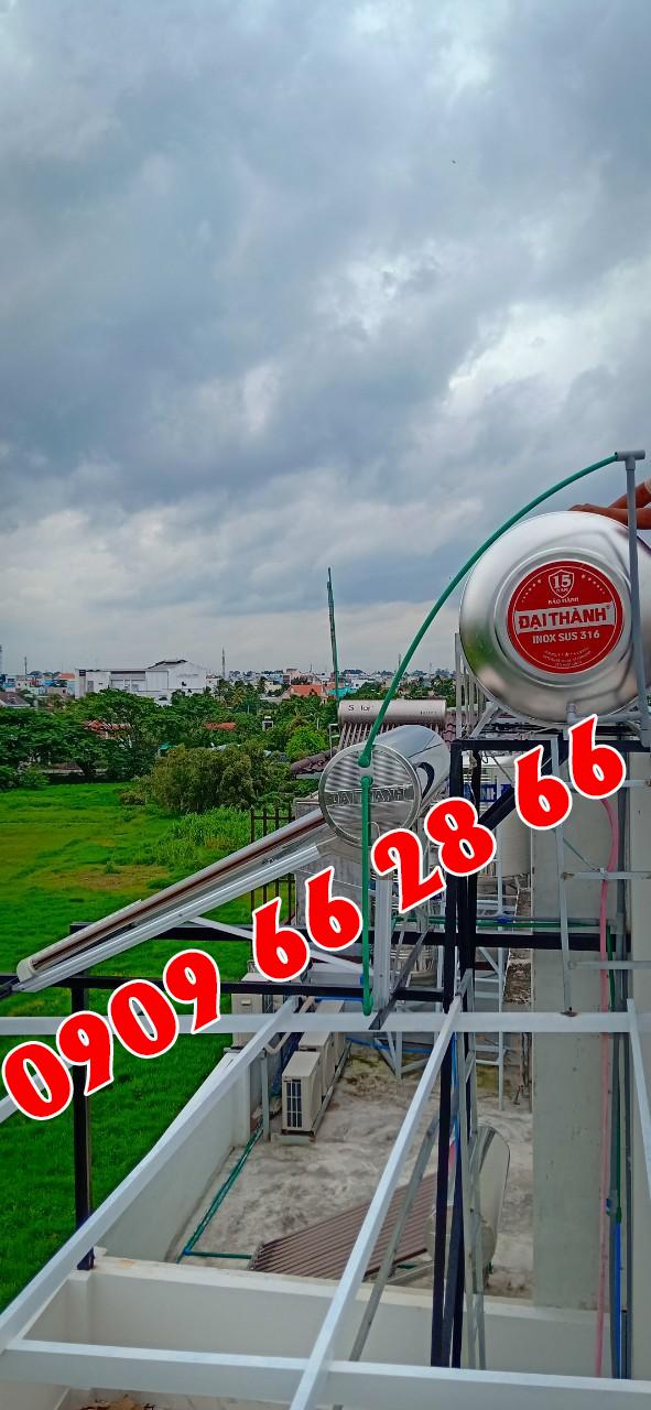 Hàn khung sắt gia cố chân đế khi lắp máy nước nóng năng lượng mặt trời Hàn khung sắt gia cố chân đế khi lắp máy nước nóng năng lượng mặt trời