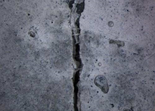 Hình ảnh bể phốt bê tông bị nứt sau một thời gian sử dụng. Hình ảnh bể phốt bê tông bị nứt sau một thời gian sử dụng.