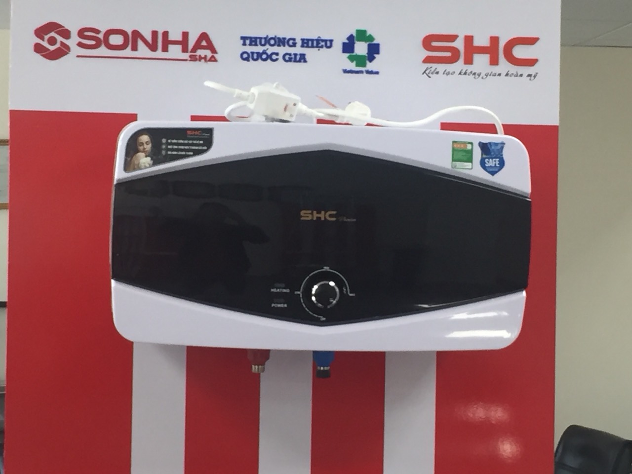 Bình nước nóng sử dụng điện. Bình nước nóng sử dụng điện.