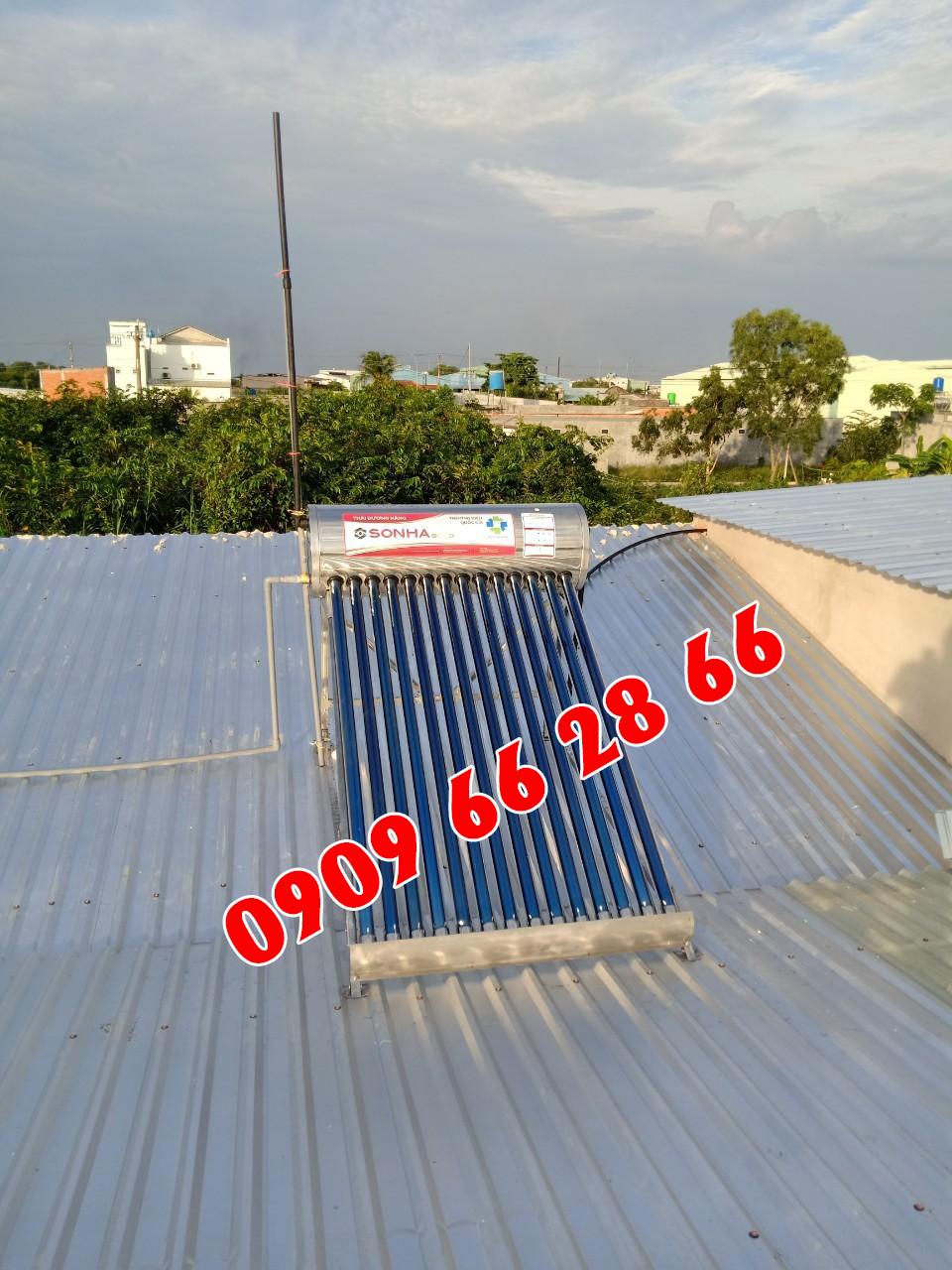 Máy Thái Dương Năng lắp trên mái tol. Máy Thái Dương Năng lắp trên mái tol.