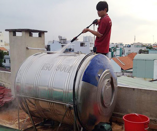 Vệ sinh bồn nước bằng máy rửa xe. Vệ sinh bồn nước bằng máy rửa xe.