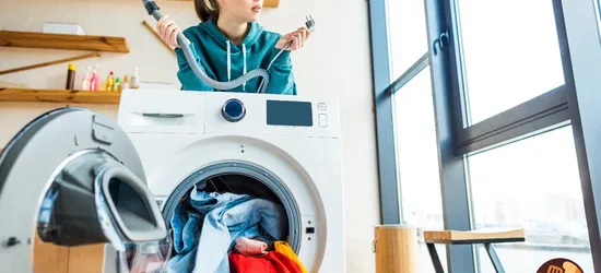 LÀM SAO KHI MÁY GIẶT BỊ RUNG LẮC MẠNH KHI VẮT?