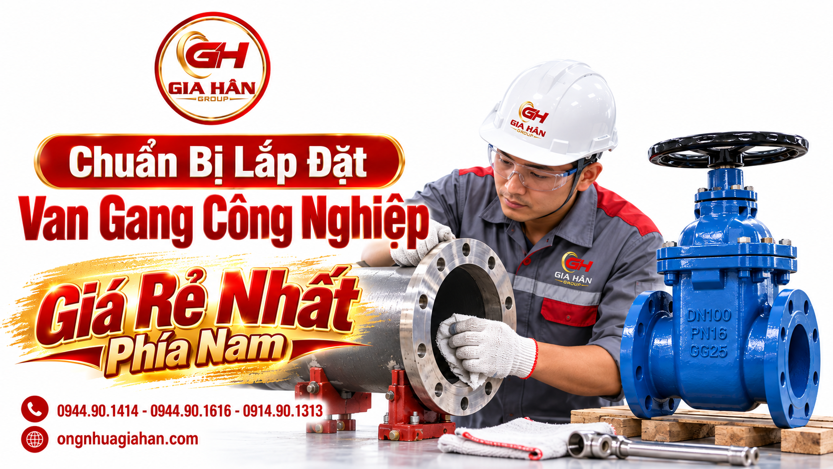 Kỹ sư kiểm tra mặt bích và vệ sinh đường ống trước khi lắp đặt van gang công nghiệp