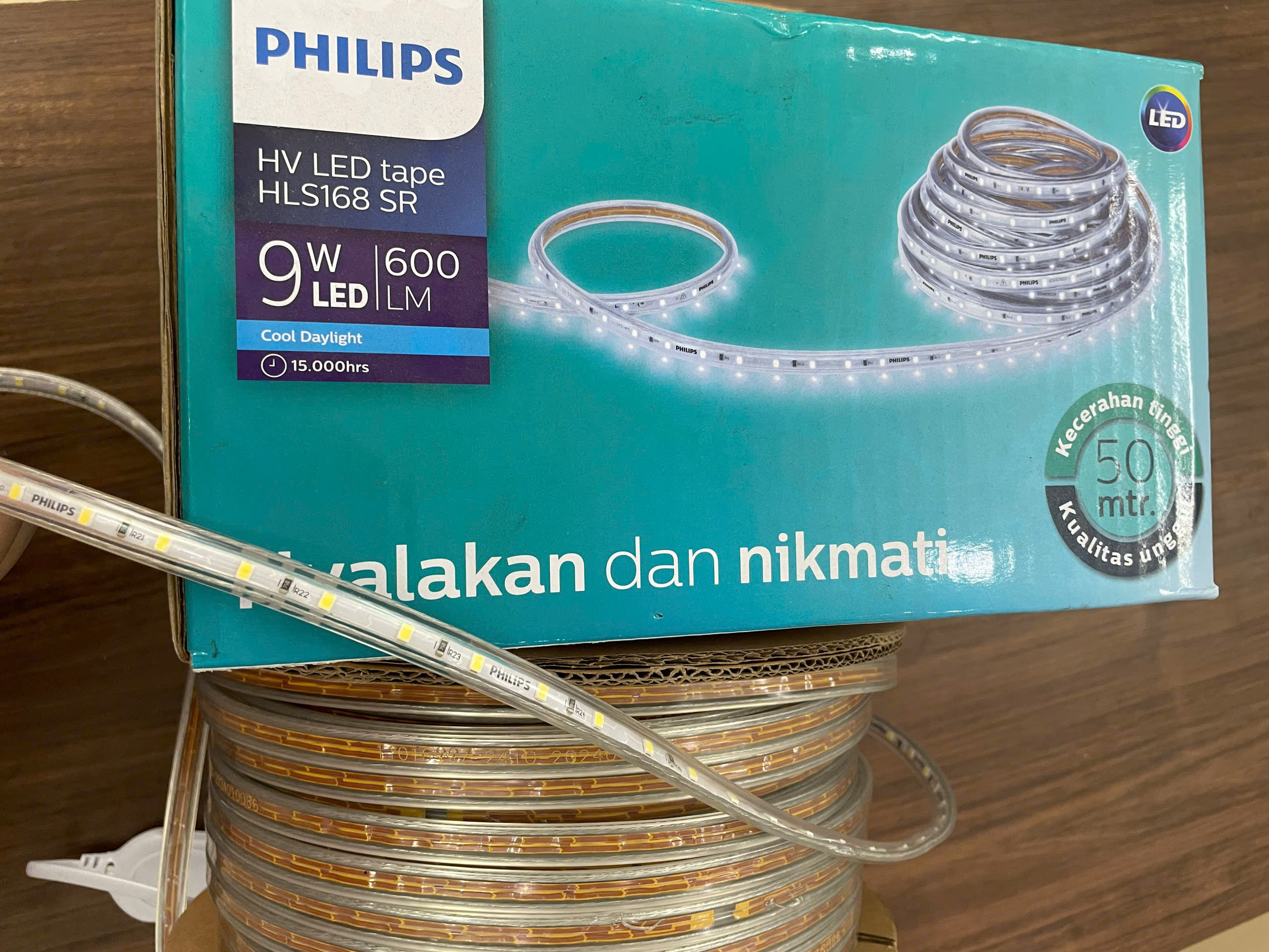 Ánh sáng vàng 3000K từ Đèn LED Dây Trang Trí Philips HV HLS168 50M