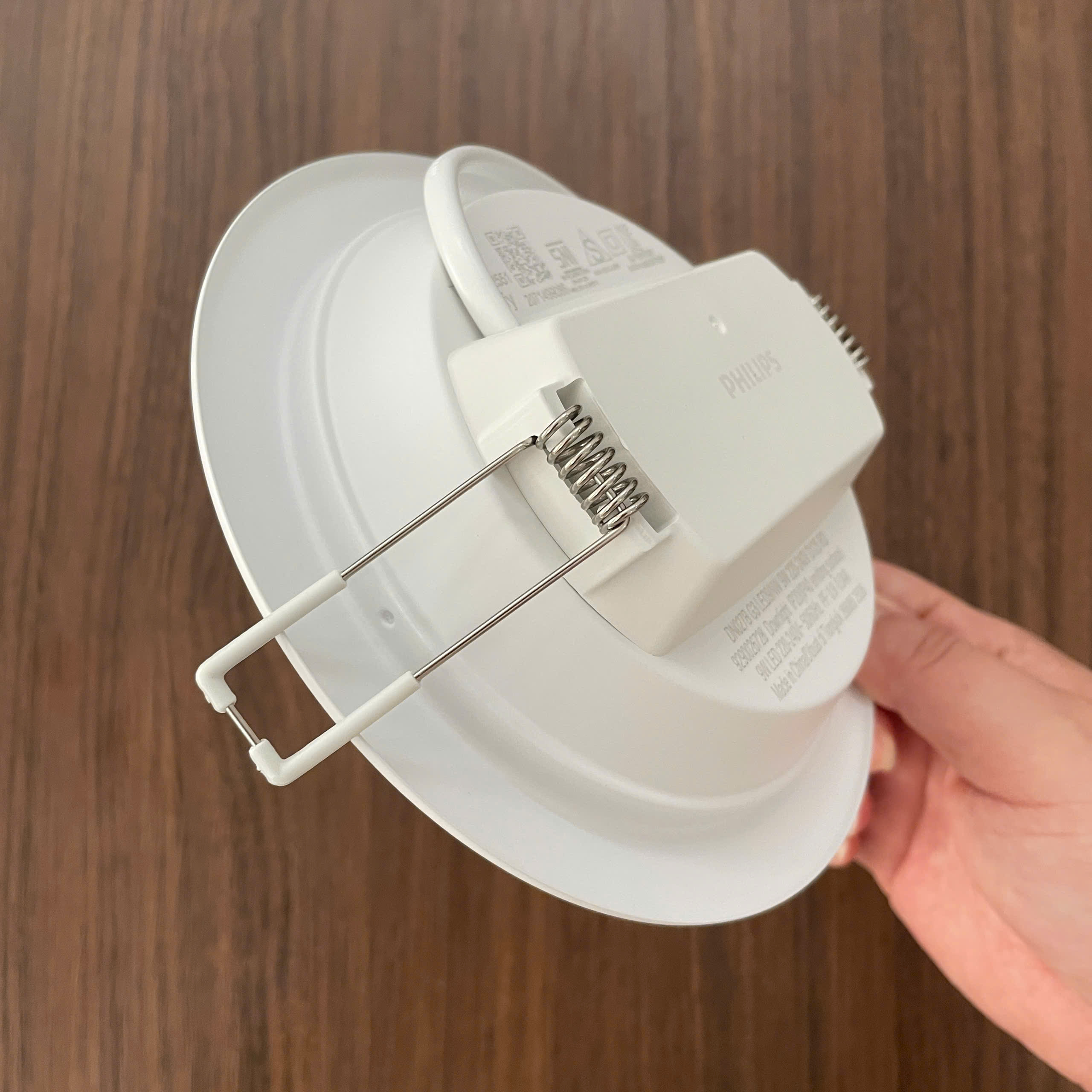 Phong cách sống hiện đại cùng đèn Led Philips DN027B