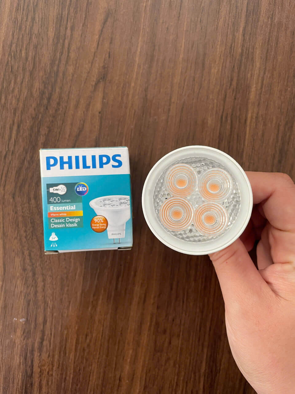 Không gian sống cao cấp với Đèn âm trần chiếu điểm LED Spotlight Philips Essential LED 5-50W 2700K MR16 24D