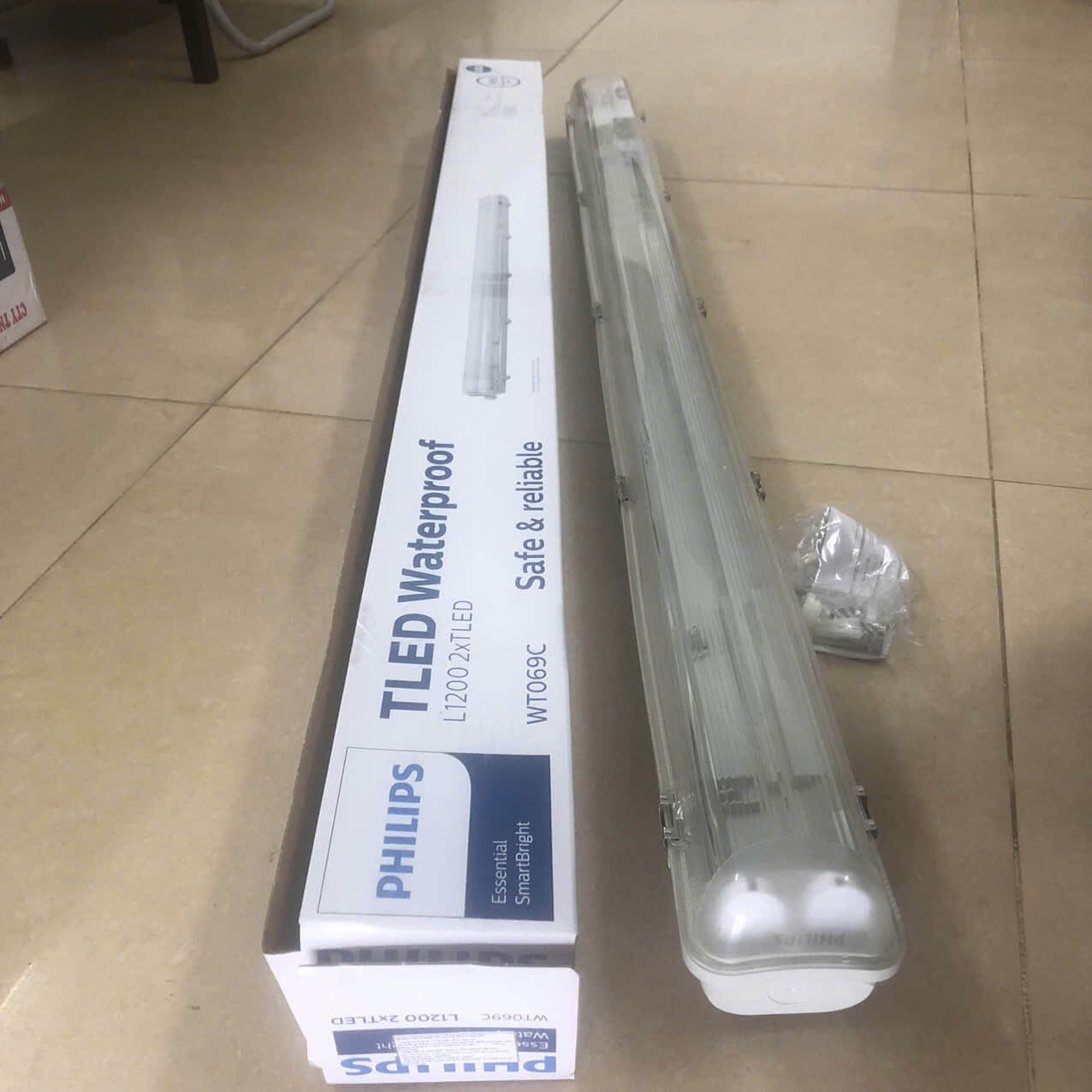 Máng đèn LED chống thấm Philips WT069C mang vẻ đẹp hiện đại và tinh tế.