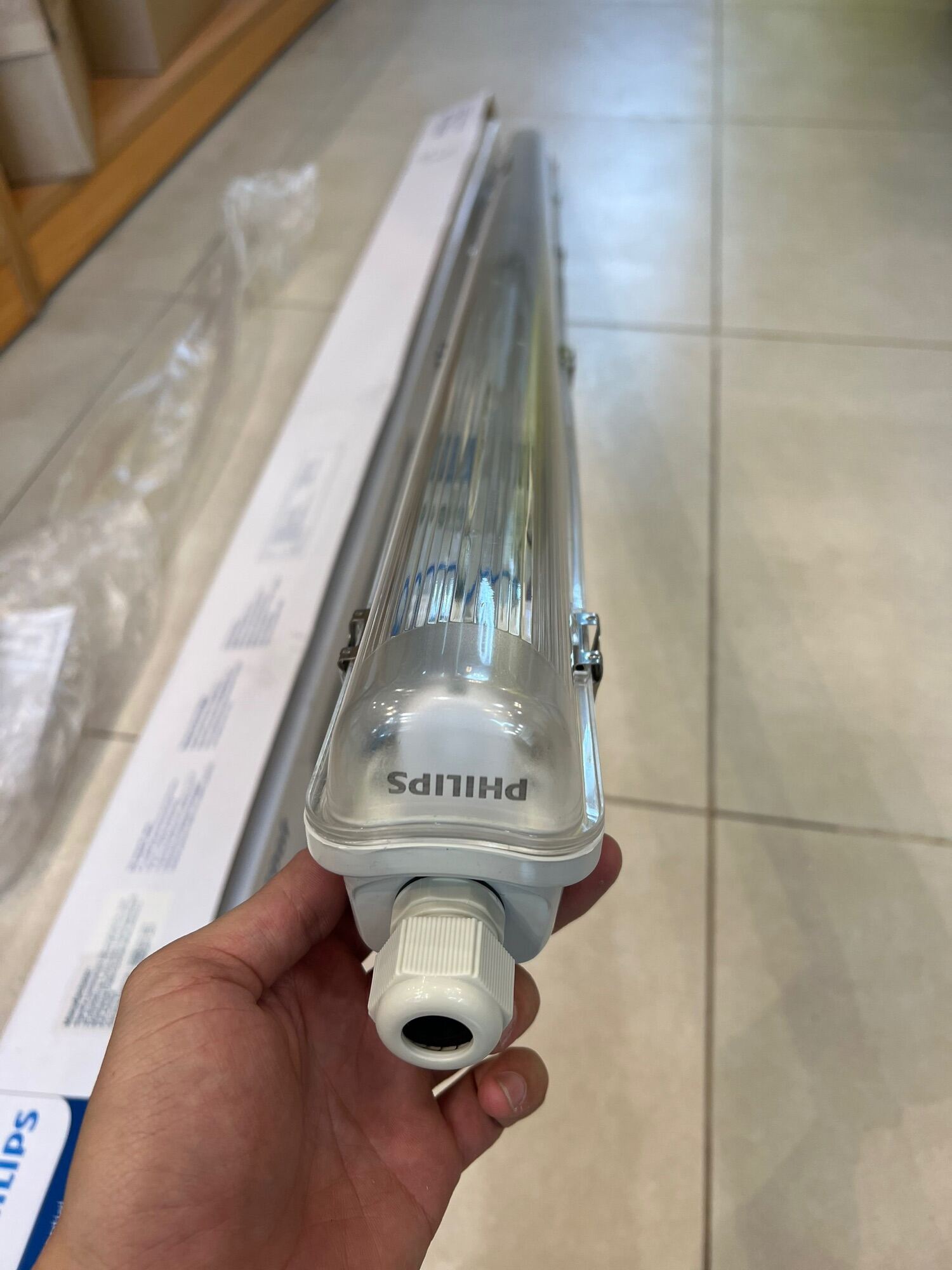 Ánh sáng tinh khiết từ máng đèn Led chống thấm Philips Essential Smartbright WT069C