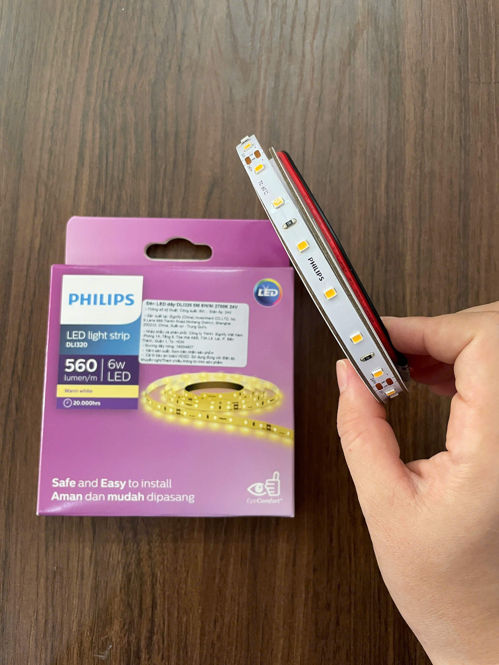 Không gian phòng khách sang trọng với đèn LED dây Philips DLI320