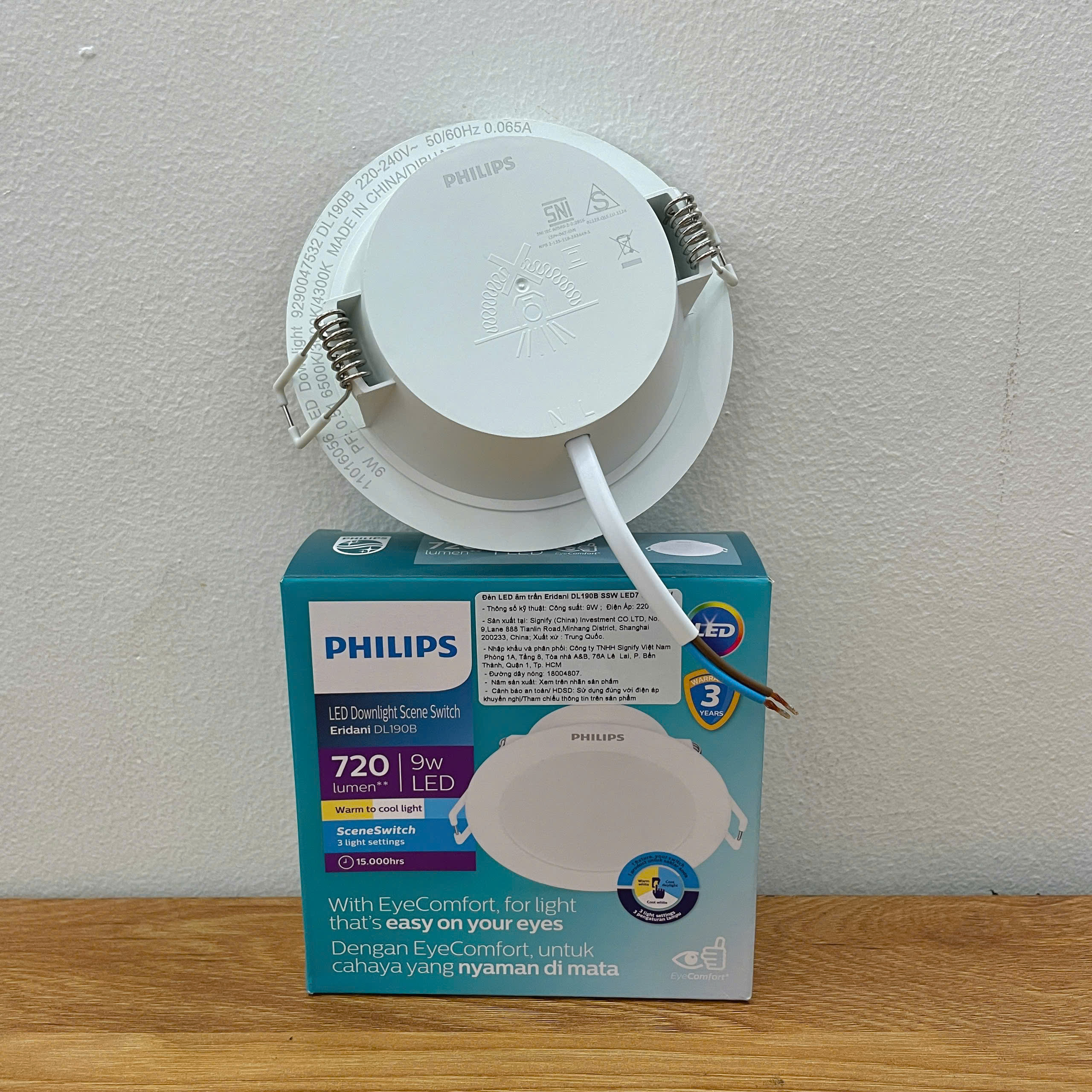 Tùy chỉnh ba sắc thái ánh sáng với Đèn downlight âm trần đổi màu Led Philips Eridani DL190B.