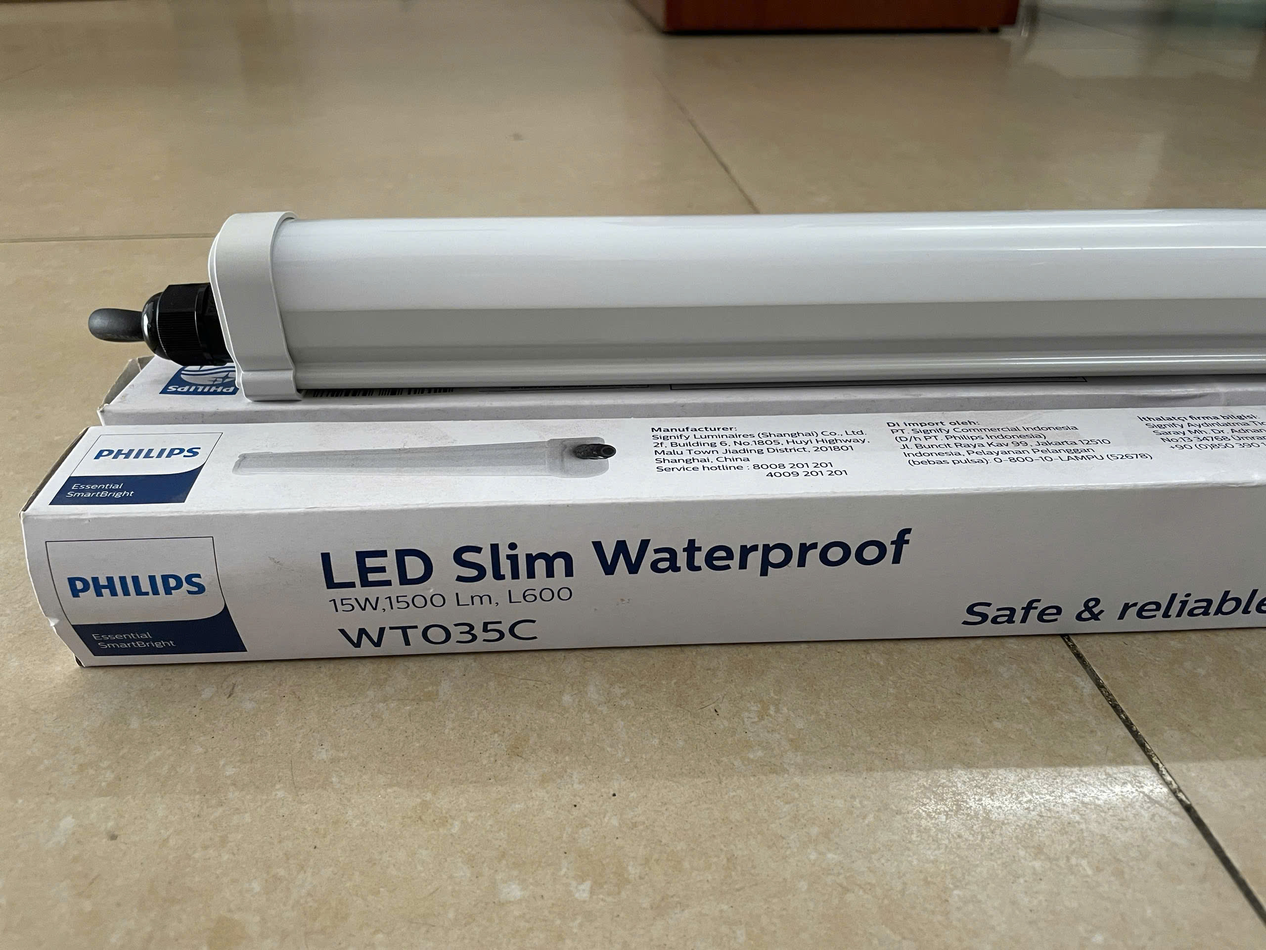 Ánh sáng mạnh mẽ từ Bộ máng đèn LED chống thấm Philips WT035C 15W kiến tạo không gian an toàn.