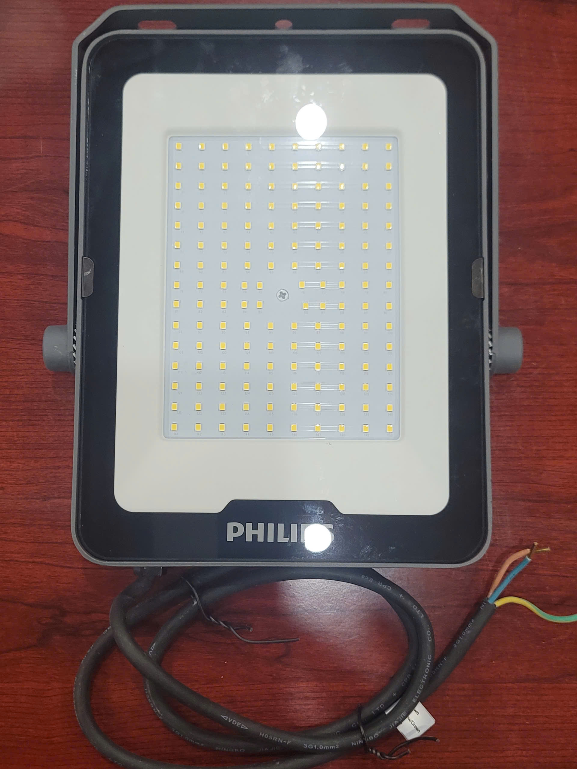 Floodlight Philips BVP151 mang lại an toàn và thẩm mỹ