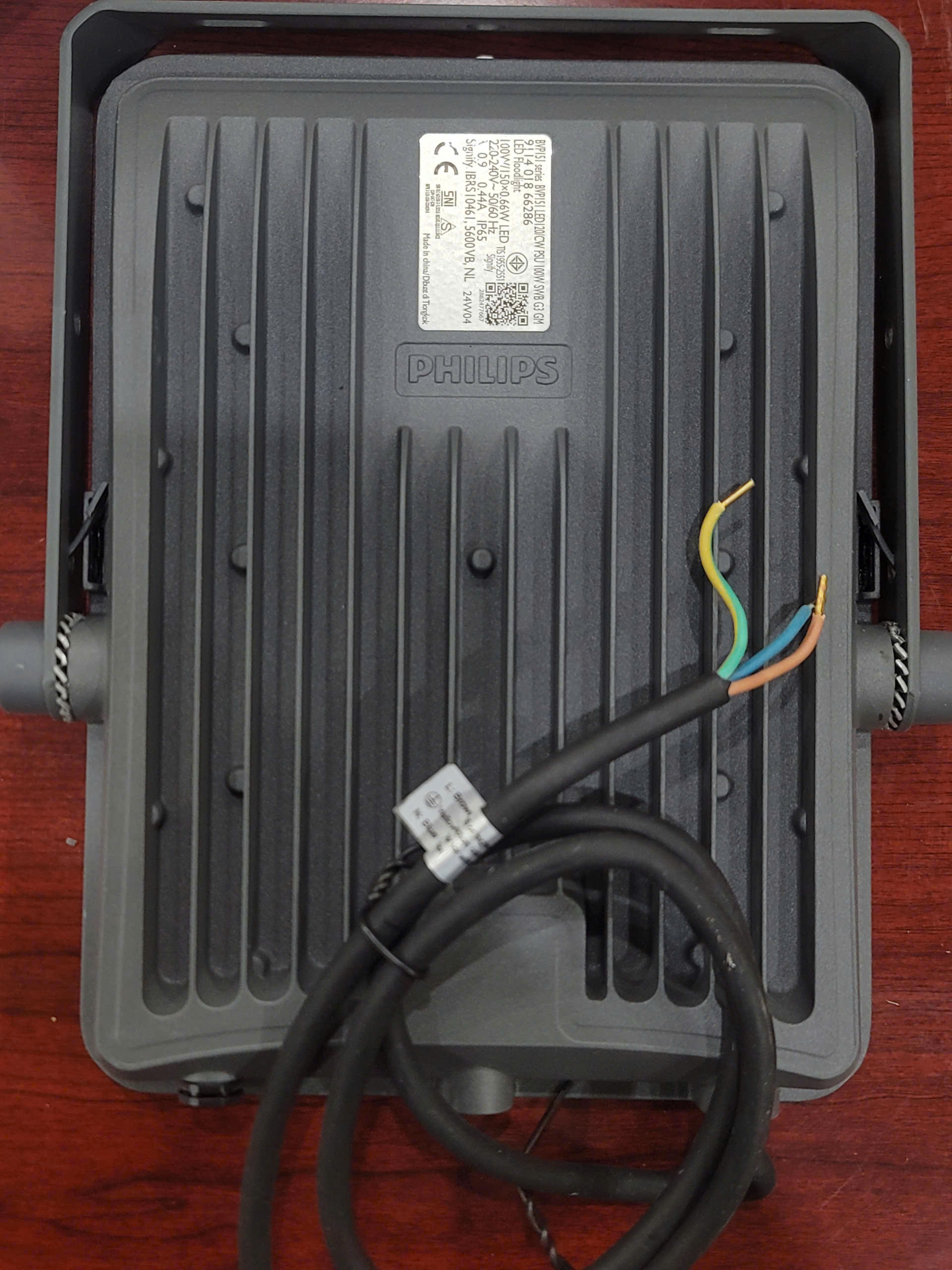 Hiệu suất ánh sáng mạnh mẽ từ Đèn pha led Philips 100W