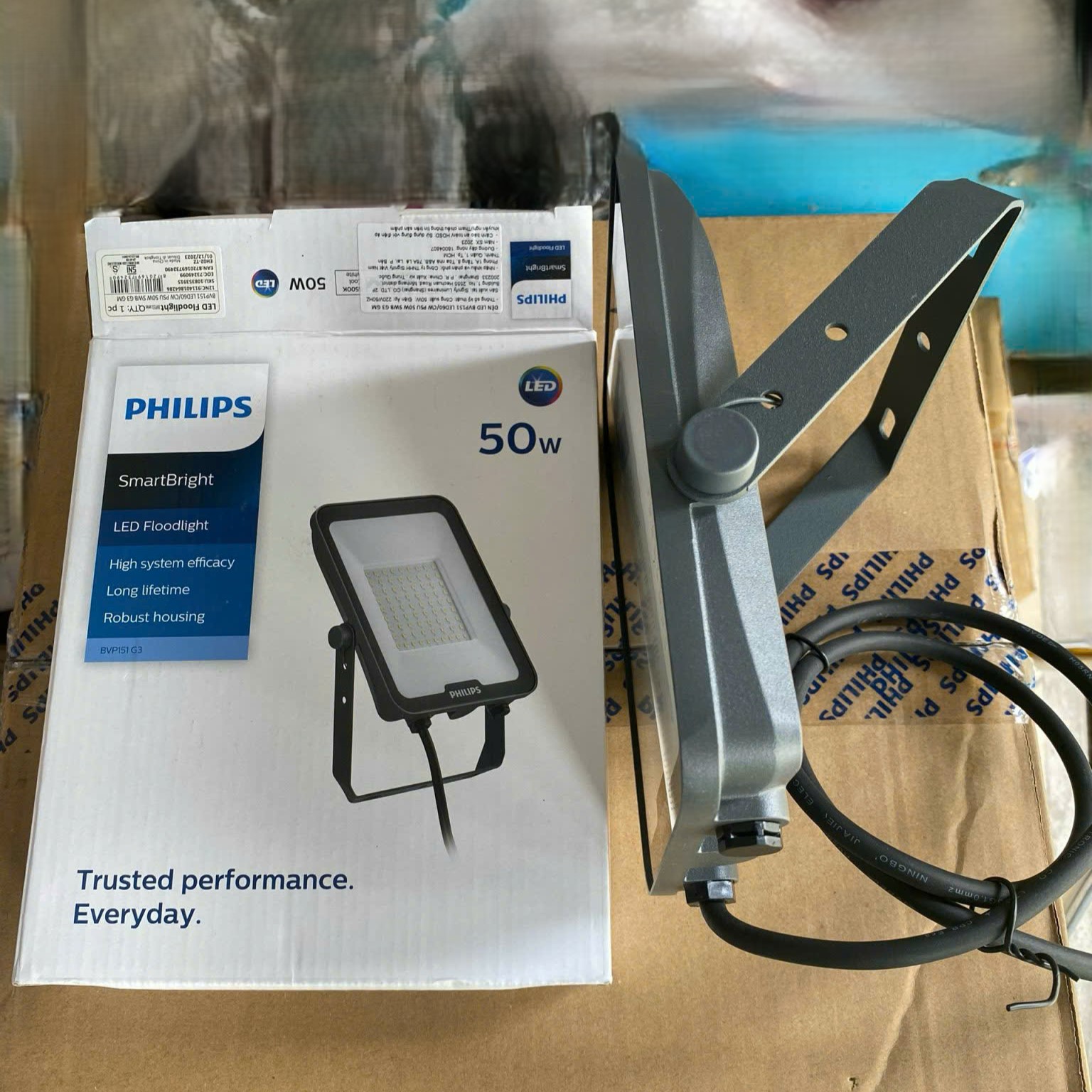 Đèn pha LED Philips BVP151 lắp đặt dễ dàng
