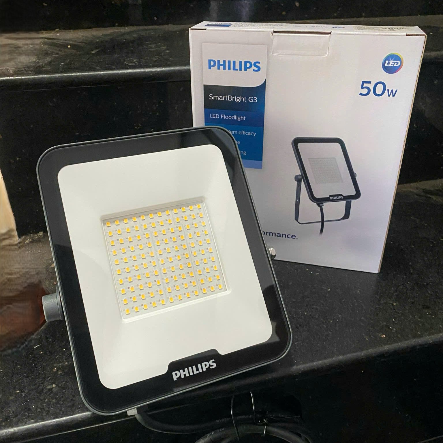 Đèn pha LED ngoài trời Philips BVP151 chiếu sáng sang trọng