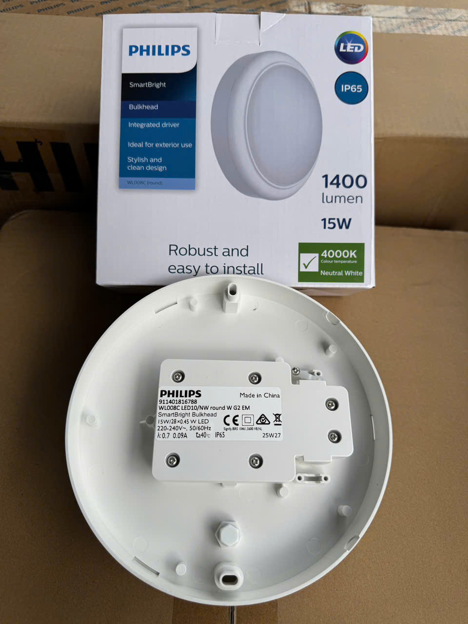 Ánh sáng tự nhiên 4000K từ Đèn LED ốp trần chống ẩm Philips SmartBright Bulkhead WL008C