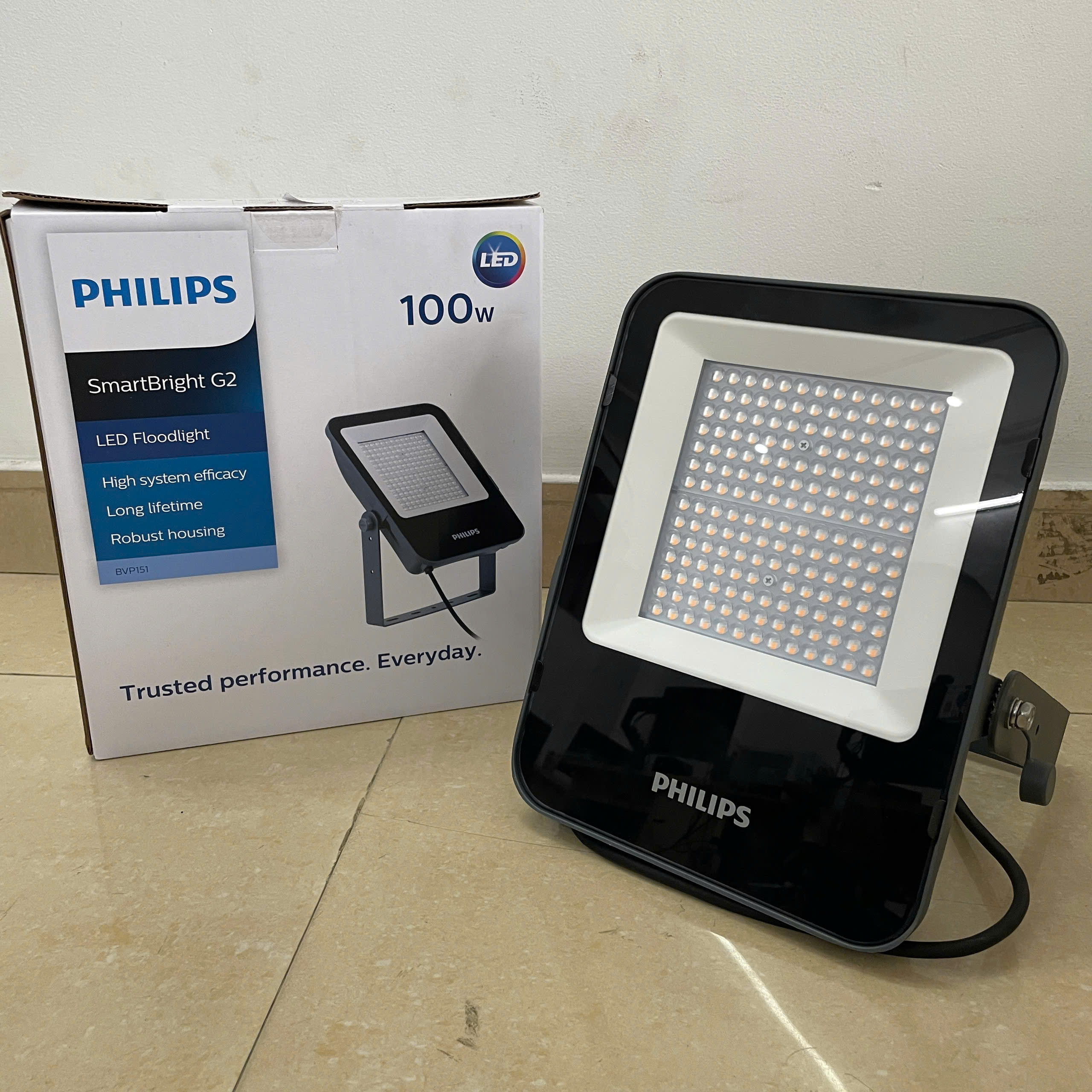 Không gian sống với Đèn pha led chiếu sáng ngoài trời Floodlight Philips BVP151