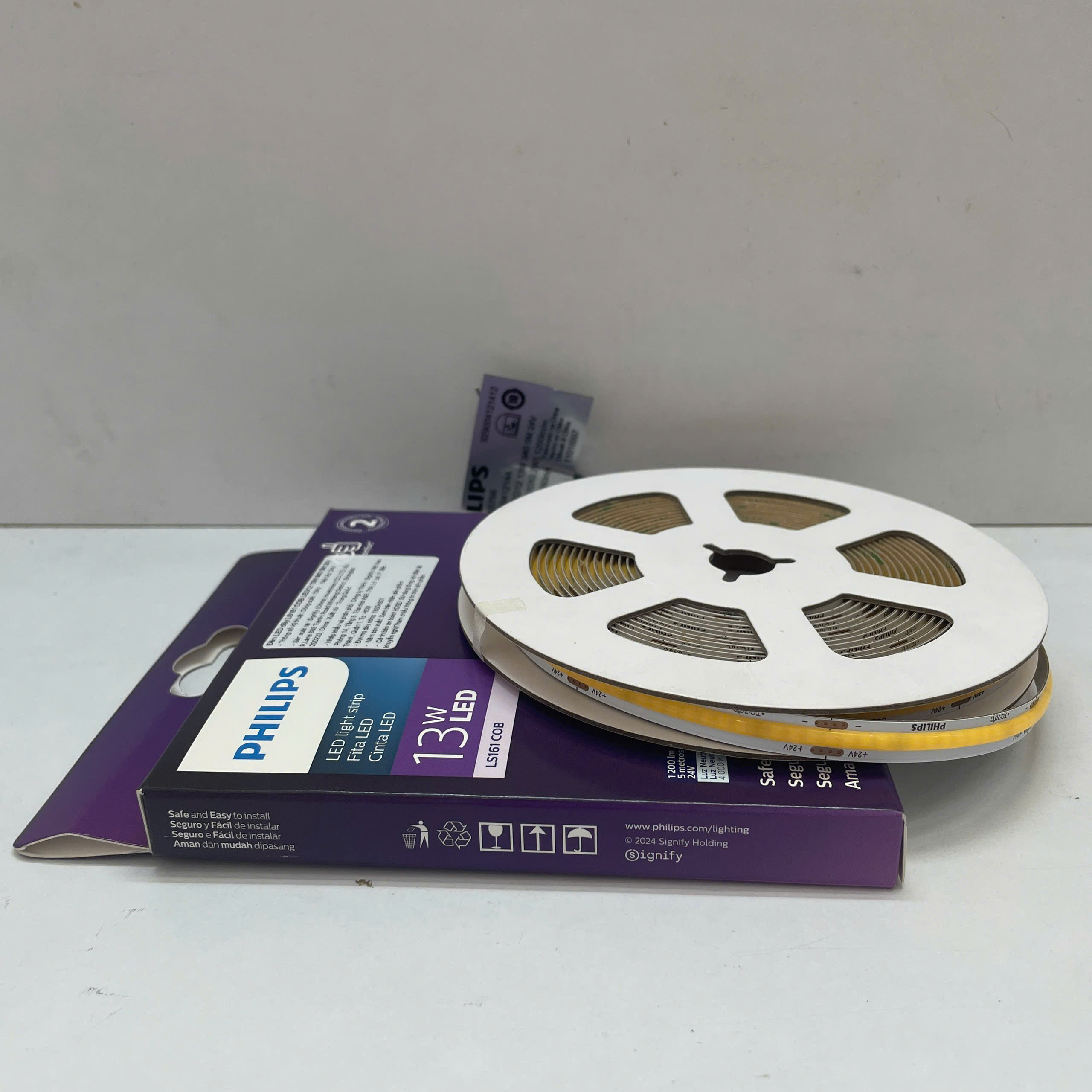 Kiến tạo không gian sống động với đèn trang trí LED dây Philips oval LS161