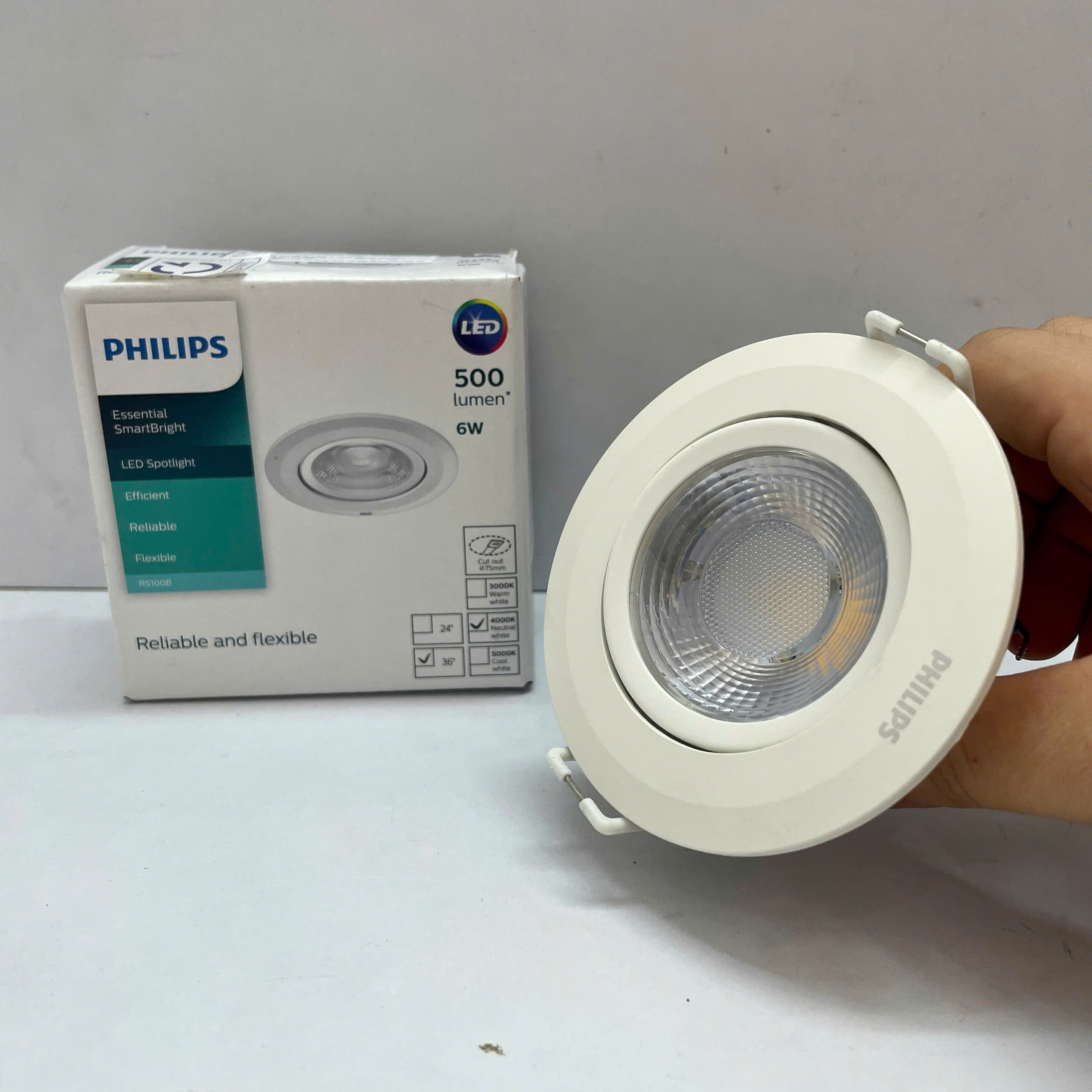 Ánh sáng 4000K trung thực từ đèn downlight âm trần chiếu điểm Philips