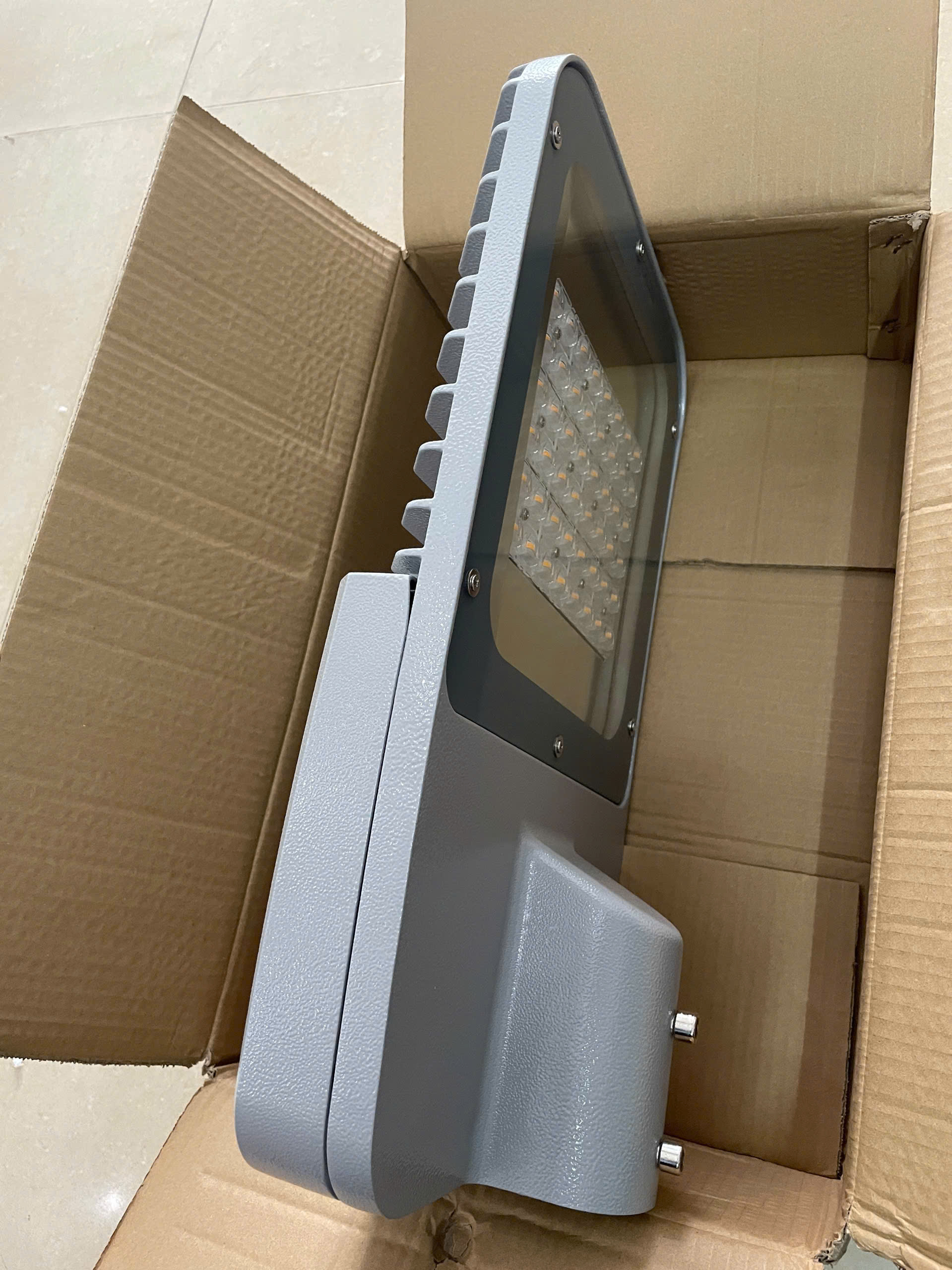 Lắp đặt Đèn đường Led Streetlight Philips Inside BRI372 150W/CW IP66 6500K