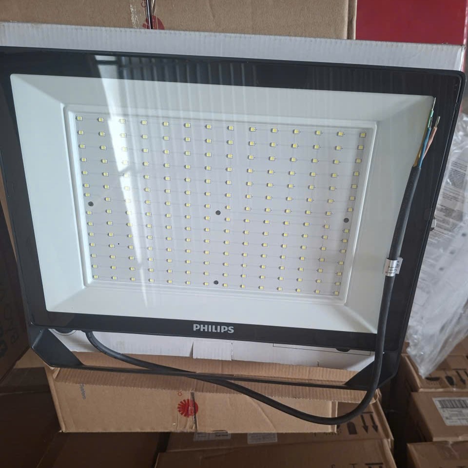 Khong gian song dang cap voi den pha led Floodlight Philips BVP150