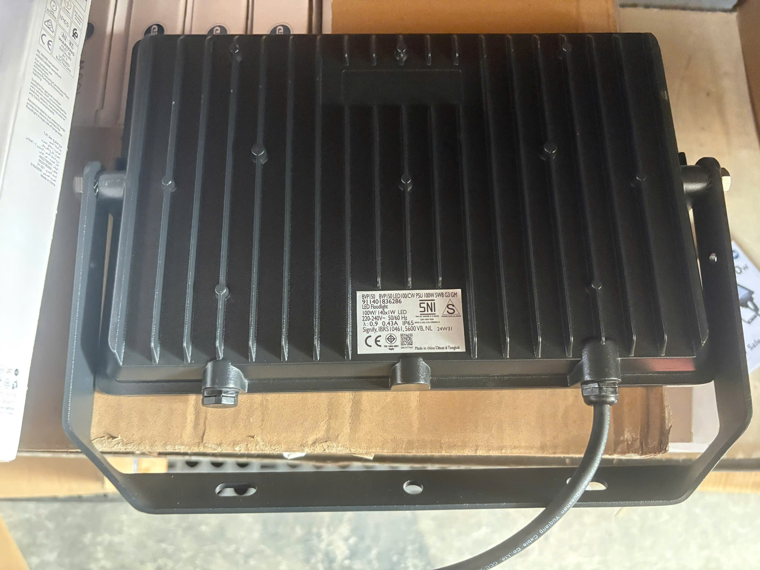 Thiết kế đèn pha led ngoài trời Floodlight Philips BVP150 100W