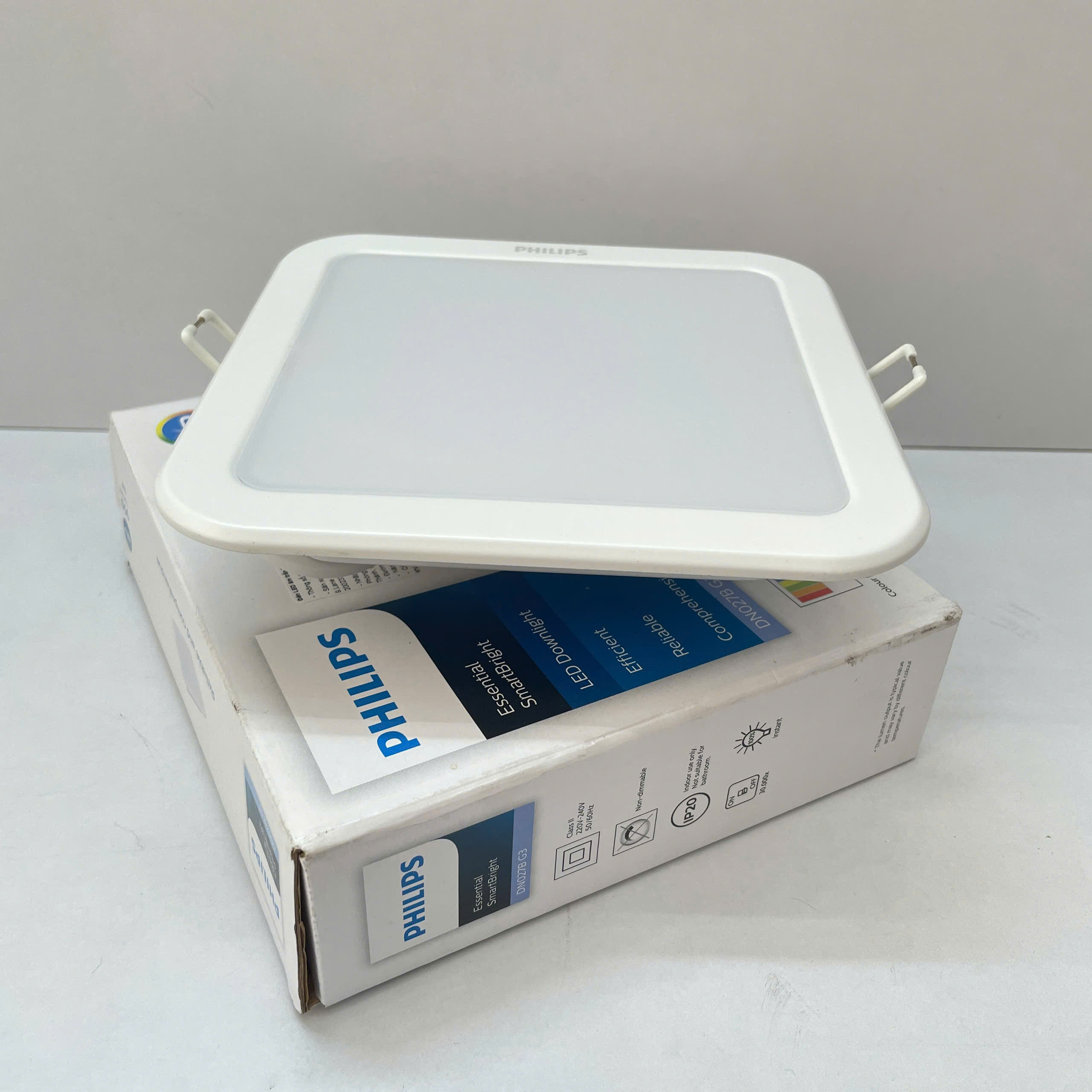 Ánh sáng trung thực 4000K từ đèn Philips DN027B G3