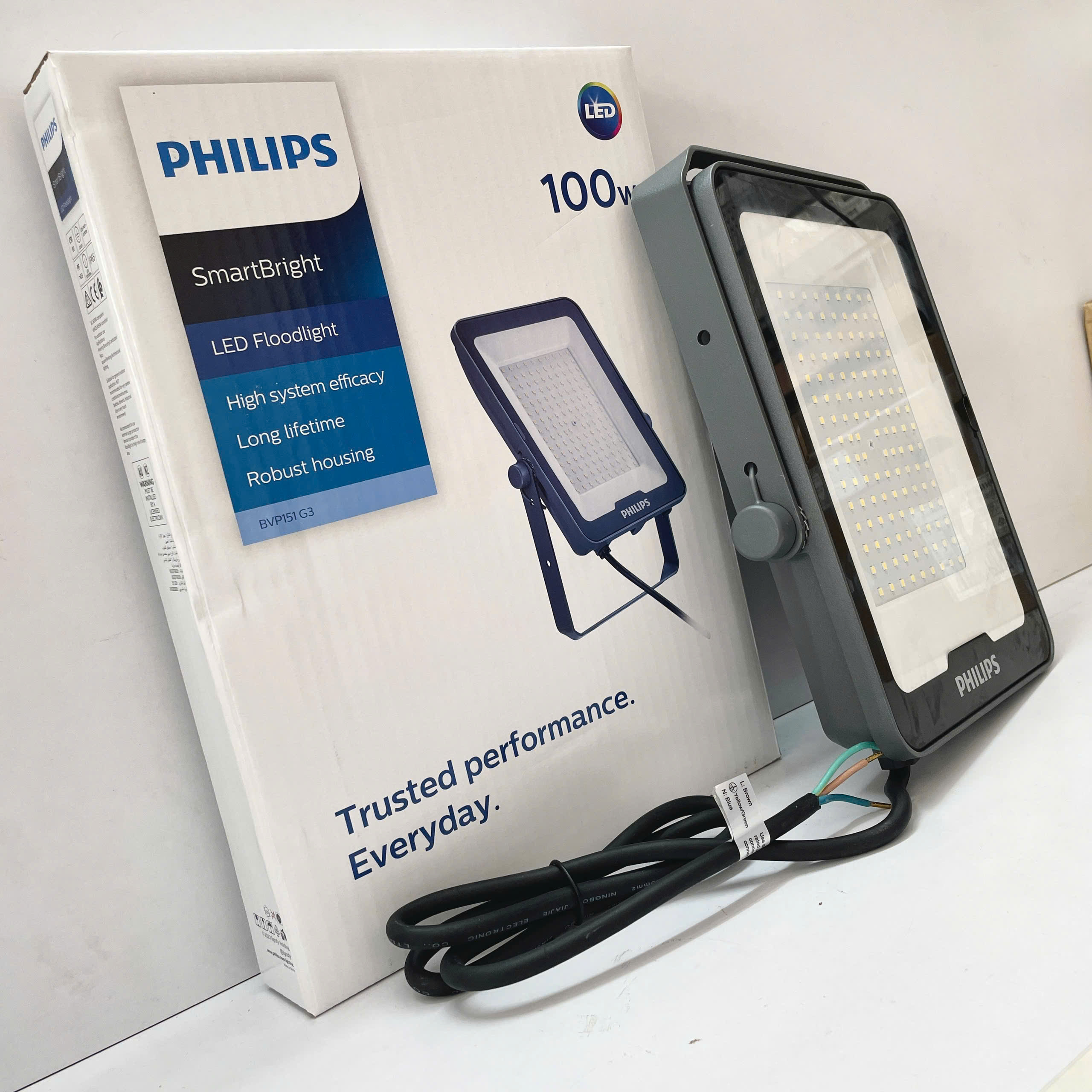 Ứng dụng thực tế của đèn pha led ngoài trời Philips BVP151 100W