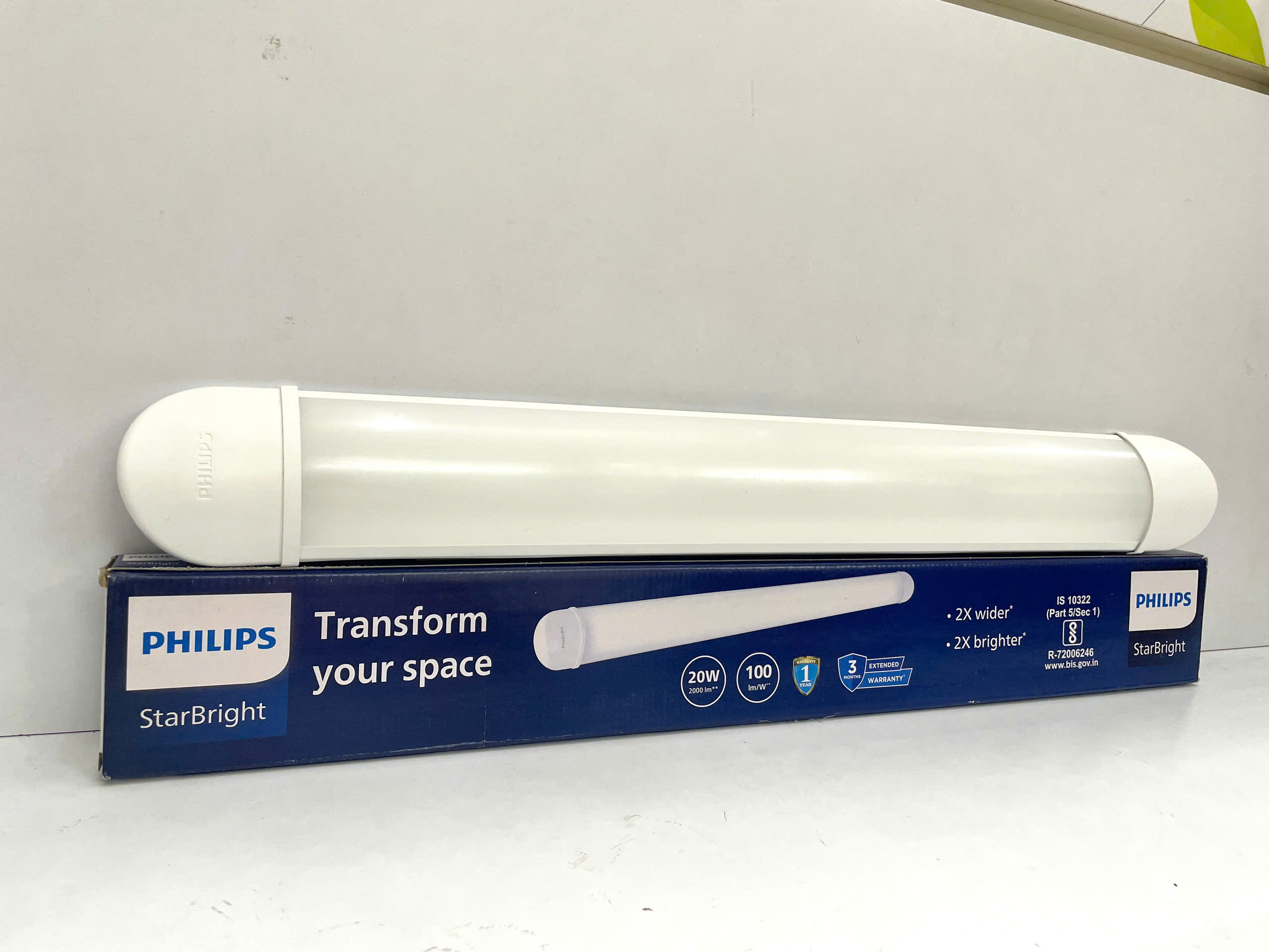 Ánh sáng lan tỏa trong không gian làm việc