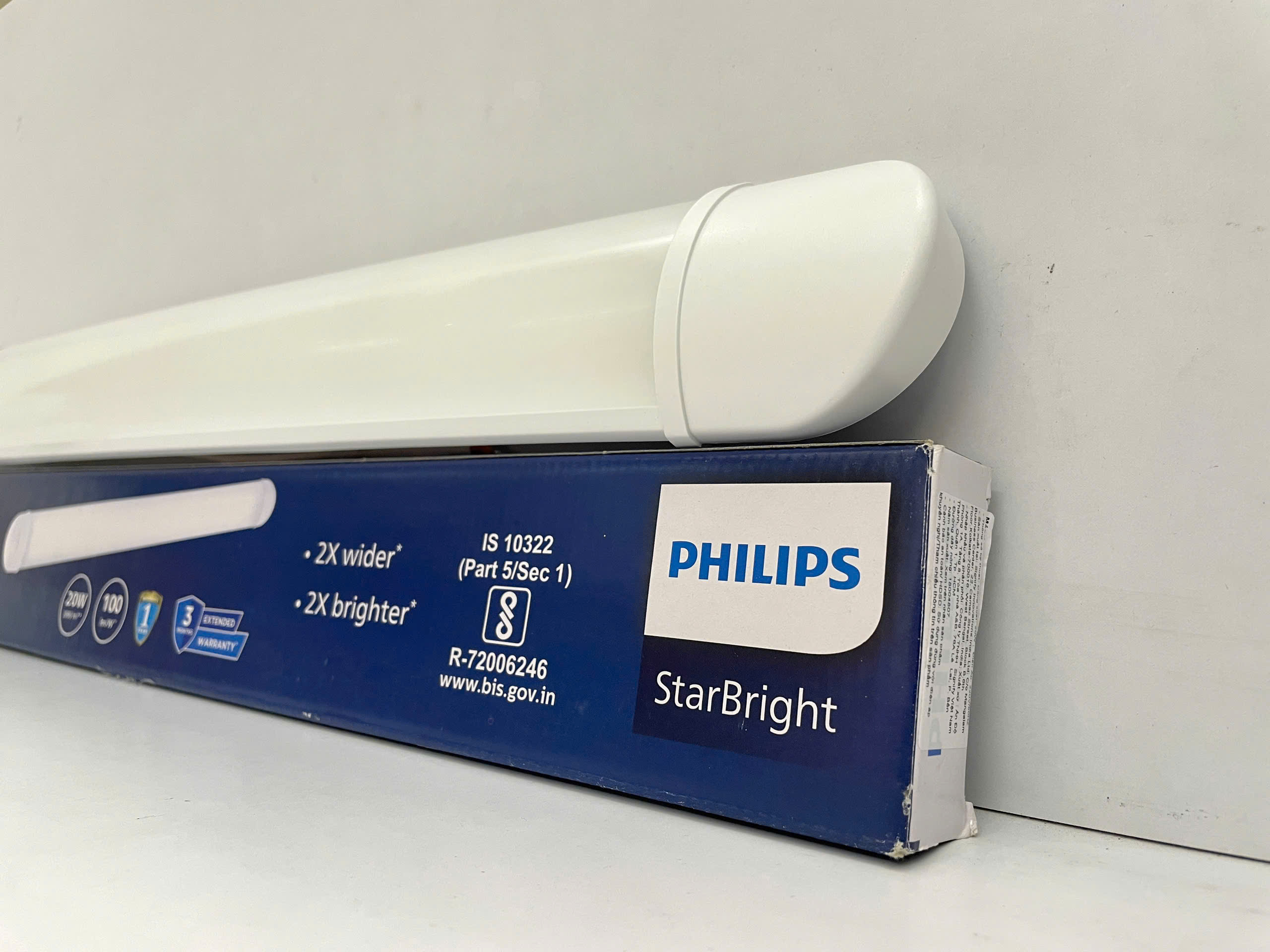 Ánh sáng hoàn hảo từ đèn batten bán nguyệt Philips StarBright